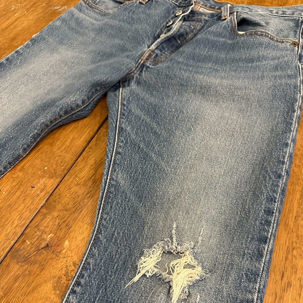 Levi’s 501 XX Classic Blue Cropped Stretch Distressed Jeans - Picture 4 of 9